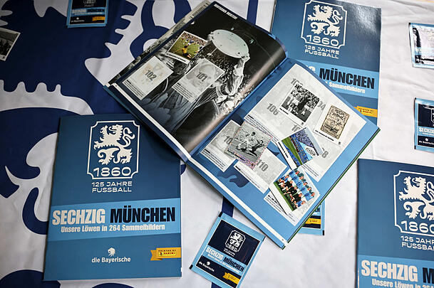 Ein Blick ins Stickeralbum. Die Autoren haben auch ein Buch zu 125 Jahren Fußball beim TSV 1860 verfasst. Ein Blick ins Stickeralbum. Die Autoren haben auch ein Buch zu 125 Jahren Fußball beim TSV 1860 verfasst.