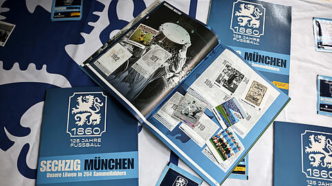Ein Blick ins Stickeralbum. Die Autoren haben auch ein Buch zu 125 Jahren Fußball beim TSV 1860 verfasst.