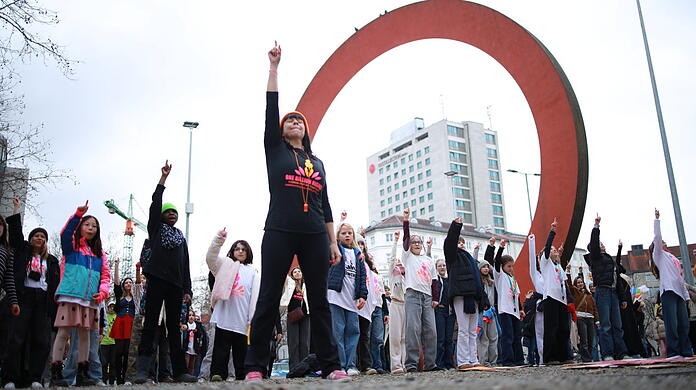 14. Februar: „One Billion Rising München e.V.“ und Unterstützerinnen beim Tanz-Flashmob. 14. Februar: „One Billion Rising München e.V.“ und Unterstützerinnen beim Tanz-Flashmob.