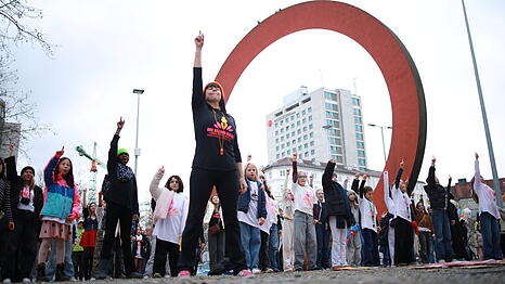 14. Februar: &bdquo;One Billion Rising M&uuml;nchen e.V.&ldquo; und Unterst&uuml;tzerinnen beim Tanz-Flashmob.