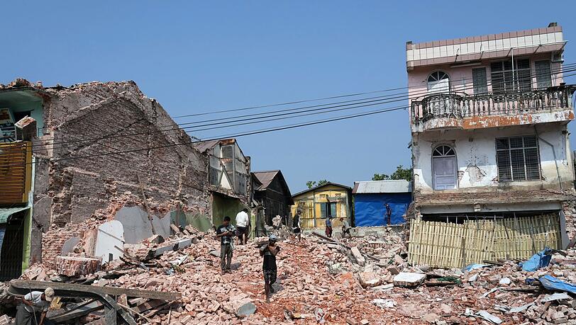 Unzählige Häuser stürzten bei dem Erdbeben der Stärke 7,7 ein. (Archivbild) Unzählige Häuser stürzten bei dem Erdbeben der Stärke 7,7 ein. (Archivbild)