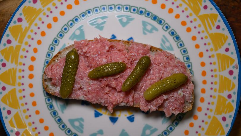 Bestimmte Zwiebelmettwurst-Produkte, die bei Aldi Süd verkauft wurden, können Durchfall-Bakterien enthalten. Der Hersteller Willms Fleisch hat sie am Donnerstag zurückgerufen und vor dem Verzehr gewarnt. (Symbolbild) Bestimmte Zwiebelmettwurst-Produkte, die bei Aldi Süd verkauft wurden, können Durchfall-Bakterien enthalten. Der Hersteller Willms Fleisch hat sie am Donnerstag zurückgerufen und vor dem Verzehr gewarnt. (Symbolbild)