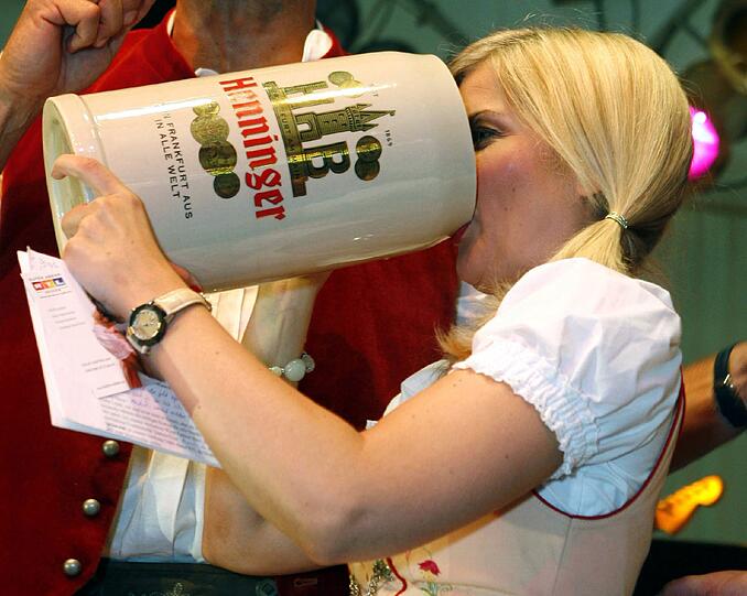 RTL-Moderatorin Jenny Knäble nimmt am 08.09.2007 bei der Eröffnung der «Fash'n Wiesn» in Frankfurt einen Schluck aus dem großen Bierkrug.