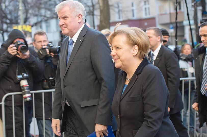 Endspurt: CSU-Chef Horst Seehofer und CDU-Chefin Angela Merkel am Dienstagnachmittag vor der SPD-Zentrale.