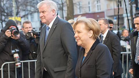 Endspurt: CSU-Chef Horst Seehofer und CDU-Chefin Angela Merkel am Dienstagnachmittag vor der SPD-Zentrale.