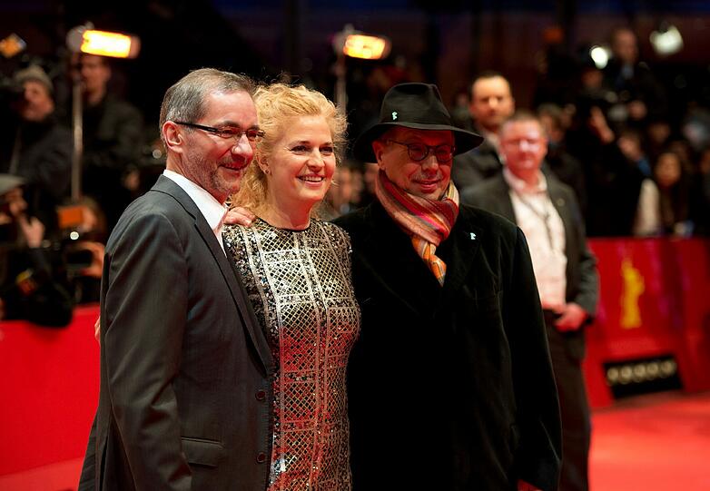 Der deutsche Politiker Matthias Platzeck (SPD, l), Ehefrau Jeanette (m) und Festivalleiter Dieter Kosslick (r) bei Premiere von "The Monuments Men" während der 64. Internationalen Filmfestspiele.