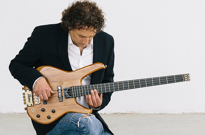 Nie ohne seine E-Bass unterwegs: Musiker Jacques Bono.