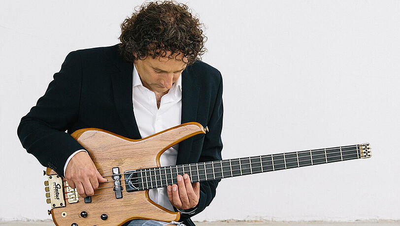 Nie ohne seine E-Bass unterwegs: Musiker Jacques Bono. Nie ohne seine E-Bass unterwegs: Musiker Jacques Bono.