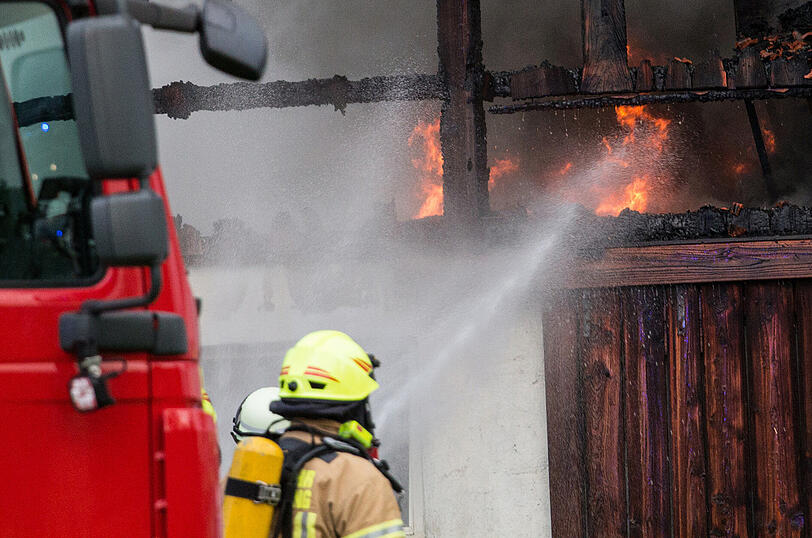 Nach einem Blitzeinschlag stand am Montag ein Bauernhof im Berchtesgadener Land in Flammen. Die Bilder!