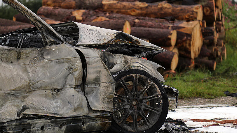 Der BMW-Fahrer krachte gegen den Baumstapel und war vermutlich sofort tot. Die Bilder vom Horror-Crash.