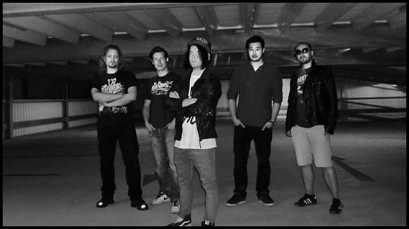 Die Band On Broken Grounds.