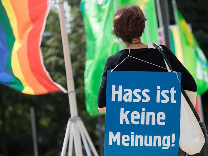 Wer online Hassbotschaften verbreitet oder Menschen bedroht, muss künftig mit schärferer Verfolgung rechnen.
