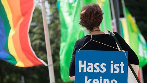 Wer online Hassbotschaften verbreitet oder Menschen bedroht, muss künftig mit schärferer Verfolgung rechnen.