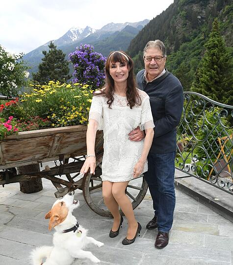 Anna Maria Kaufmann mit Prof. Dr. Eckhard Alt und Hund Oscar
