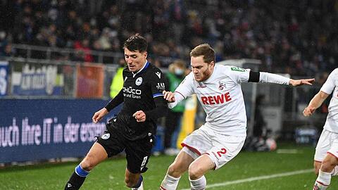 Bielefelds Alessandro Schöpf (l) im Laufduell mit Kölns Benno Schmitz.