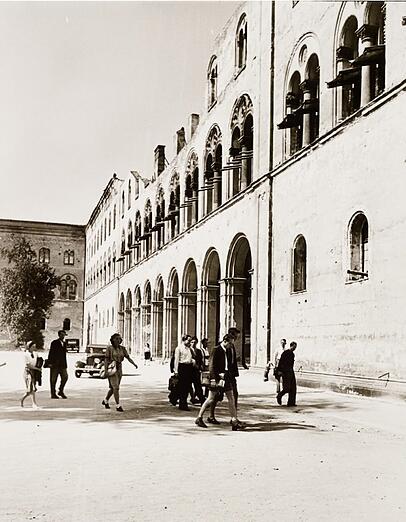 Die Uni, hier das Hauptgebäude, ist vom Krieg schwer gezeichnet - dennoch geht der Studienbetrieb 1948 bereits weiter. Die Uni, hier das Hauptgebäude, ist vom Krieg schwer gezeichnet - dennoch geht der Studienbetrieb 1948 bereits weiter.