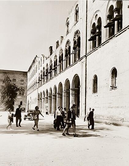 Die Uni, hier das Hauptgebäude, ist vom Krieg schwer gezeichnet - dennoch geht der Studienbetrieb 1948 bereits weiter.