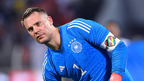 Beim Testspiel der Nationalmannschaft gegen den Oman (1:0) trug Bayern-Keeper Manuel Neuer die "One Love"-Binde am Arm.