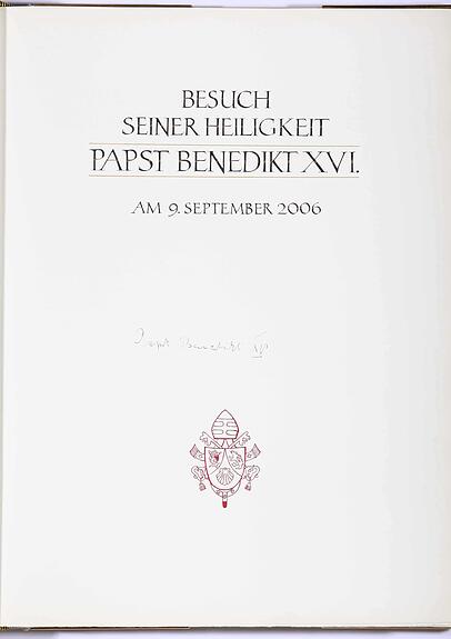 Am 9. September 2006 trug sich Papst Benedikt XVI. im Münchner Rathaus in das Goldene Buch der Stadt ein. Am 9. September 2006 trug sich Papst Benedikt XVI. im Münchner Rathaus in das Goldene Buch der Stadt ein.
