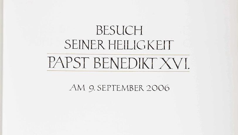Am 9. September 2006 trug sich Papst Benedikt XVI. im Münchner Rathaus in das Goldene Buch der Stadt ein. Am 9. September 2006 trug sich Papst Benedikt XVI. im Münchner Rathaus in das Goldene Buch der Stadt ein.