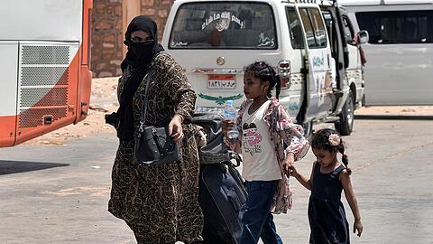 Sudanesische Flüchtlinge gelangen über den Grenzübergang von Argeen nach Ägypten.