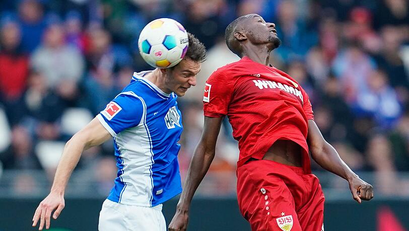 Stuttgarts Torschütze Serhou Guirassy (r) im Kopfballduell mit dem Darmstädter Christoph Zimmermann.