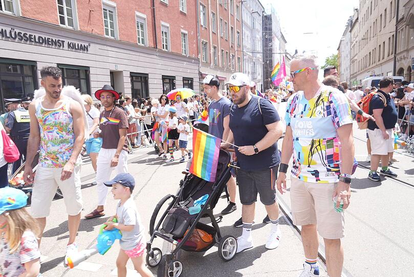 Jung und alt sind bei der CSD-Parade dabei.