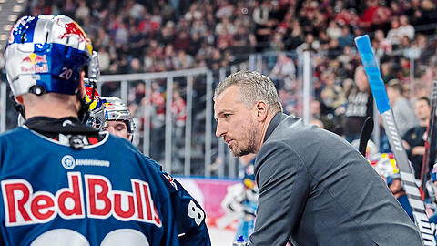 Servus, da sind wir wieder! Weil EHC-Interimstrainer Max Kaltenhauser im Frühjahr als Regensburg-Coach DEL2-Meister wird, bleibt Augsburg erstklassig. Am Freitag kommt es zum ersten Derby im neuen SAP Garden.  Eibner-Pressefoto, Beautiful Sports/imago (2)
