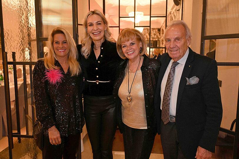 Wirte-Familie mit Gastgeberin: Margot und Günther Steinberg mit Tochter Silja (li.) und Saskia Greipl