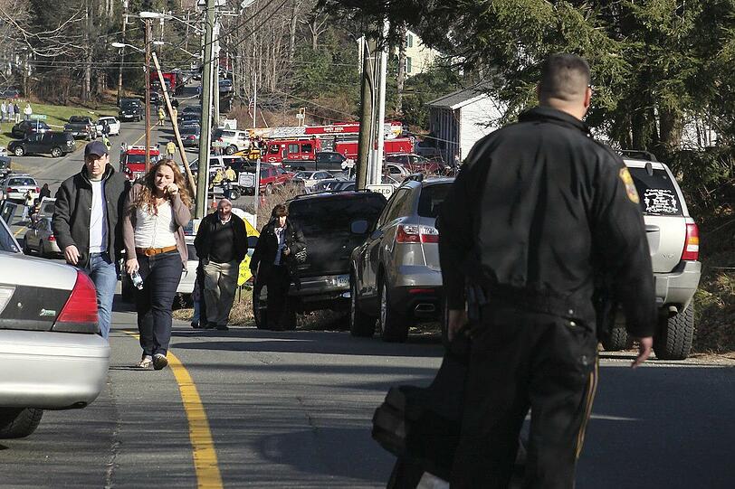 Die USA trauern um die Opfer des Amoklaufs. Bei dem Massaker in einer Grundschule wurden 28 Menschen getötet, darunter viele kleine Kinder.