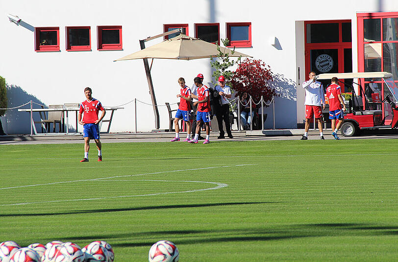 Powern für die nächsten Aufgaben: Pep Guardiola fordert seine Jungs im Training.