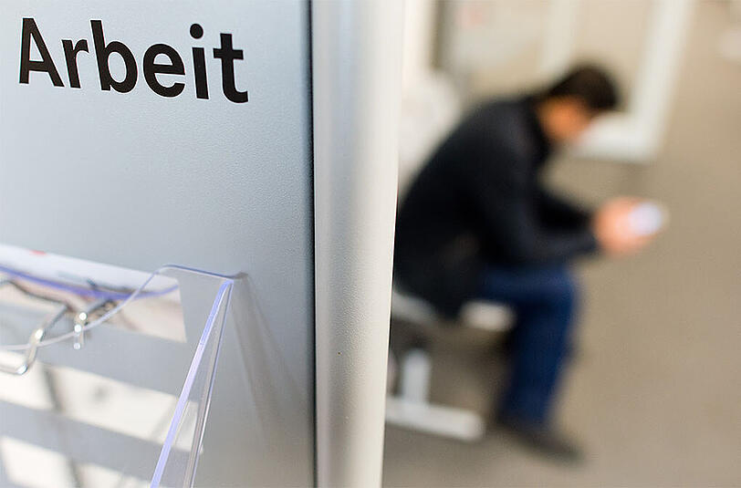Warten in der Bundesagentur für Arbeit. Rund 6,3 Millionen Menschen in Deutschland haben sich 2013 eine Arbeit oder mehr Arbeitsstunden gewünscht.