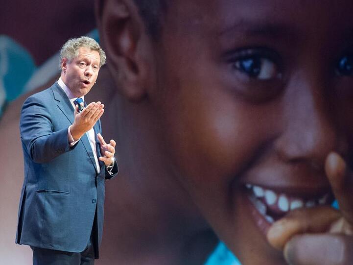 Seth Berkley, Geschäftsführer von Gavi, spricht 2015 bei einer Konferenz in Berlin. Berkley fordert, einen künftigen Impfstoff für einige Zeit zum öffentlichen Gemeingut zu erklären.