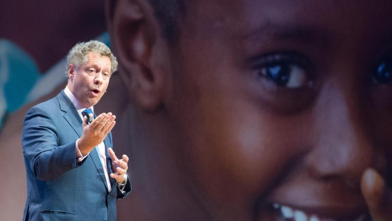 Seth Berkley, Geschäftsführer von Gavi, spricht 2015 bei einer Konferenz in Berlin. Berkley fordert, einen künftigen Impfstoff für einige Zeit zum öffentlichen Gemeingut zu erklären. Seth Berkley, Geschäftsführer von Gavi, spricht 2015 bei einer Konferenz in Berlin. Berkley fordert, einen künftigen Impfstoff für einige Zeit zum öffentlichen Gemeingut zu erklären.