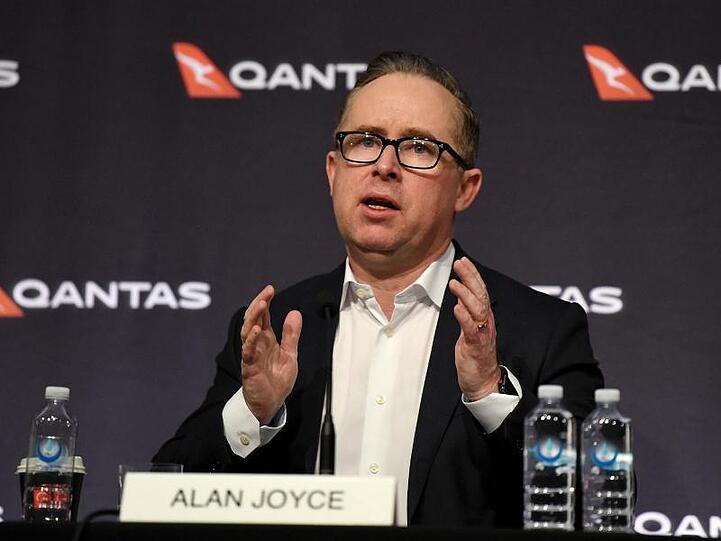 Konzernchef Alan Joyce spricht während einer Pressekonferenz.