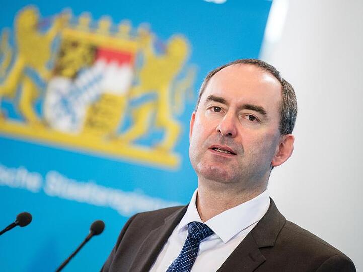 Wirtschaftsminister Hubert Aiwanger bei einer Pressekonferenz. Foto: Matthias Balk/dpa