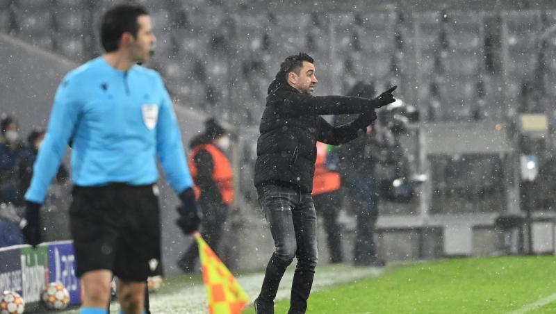 Barcelonas Trainer Xavi gibt am Spielfeldrand Anweisungen.
