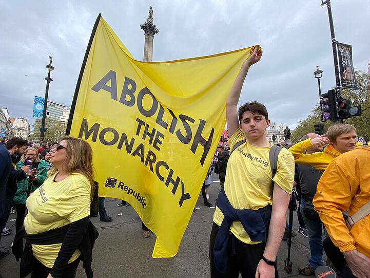 Daniel Riley (16), Schüler, protestiert am Trafalgar Square gegen die Monarchie.