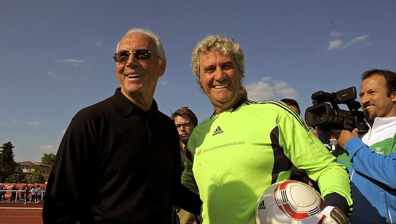 Franz Beckenbauer (l.) mit dem Ex-Bayern-Torhüter Jean Marie Pfaff bei einem Benefizspiel im Mai 2012.