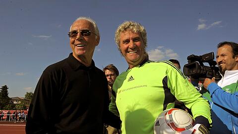 Franz Beckenbauer (l.) mit dem Ex-Bayern-Torhüter Jean Marie Pfaff bei einem Benefizspiel im Mai 2012.