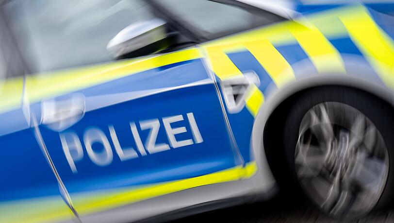 Ein angefahrener Fußgänger hat einen Unfallort einfach verlassen - und tauchte dann verletzt in einem Krankenhaus wieder auf. (Symbolbild)