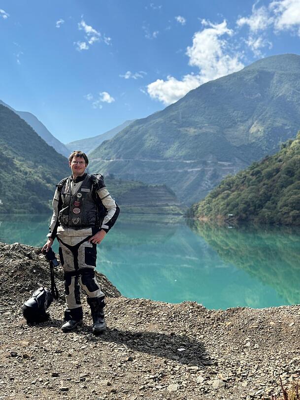 In Motorradkluft auf Reisen: Florian Pollinger ist seit August unterwegs, hier ist er in China zu sehen.
