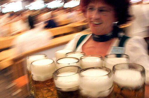 Der Bierpreis liegt heuer zwischen 8,70 Euro und 9,20 Euro. Es geht aber teurer: Wegen der Inflation kostete 1922 die Wiesn&ndash;Maß 50 Mark.