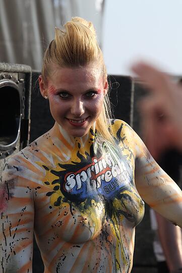 Bei diesen Promo-Girls wird die Stimmung schnell ausgelassen: Eine heiße Strandnixe nur mit Bodypainting bekleidet.