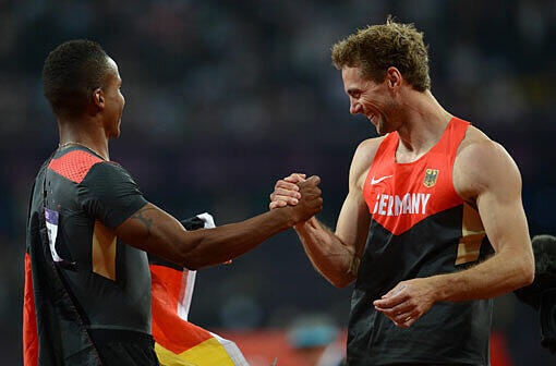 Freude bei den deutschen Stabhochspringern: Rafael Holzdeppe (links) und Björn Otto holen in London Silber und Bronze.