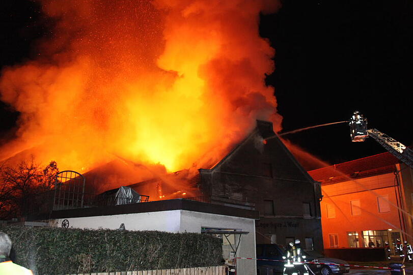 Die Feuerwehr konnte ein Abbrennen der Lagerhalle nicht mehr verhindern.