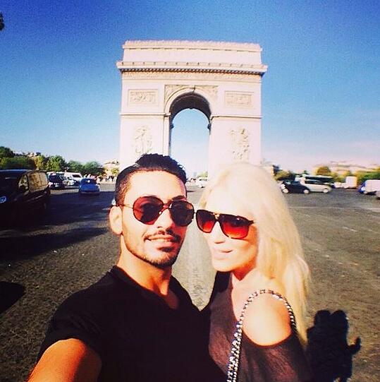 Sarah Kern hat sich mit ihrem Alieu in Paris verlobt.