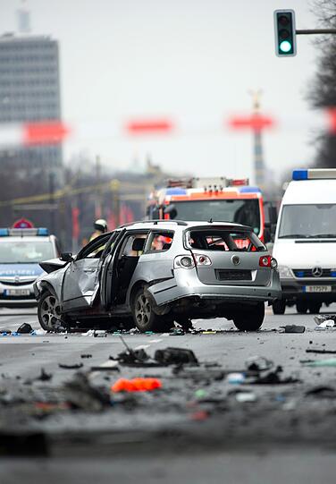 Ein 43-jähriger Berliner stirbt, weil sein Auto explodiert. Inzwischen geht die Polizei von einem Anschlag aus.