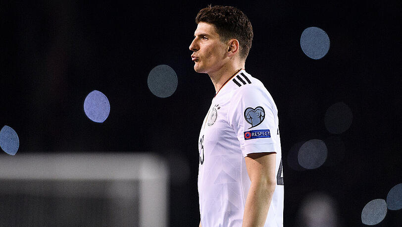 Mario Gomez - Note 2: Er sollte &bdquo;Abwehrspieler binden&ldquo;, so Löw. Agierte zunächst unglücklich im Sturmzentrum, köpfte dann bei seiner ersten Torchance ein: 30. Länderspieltor im 71. Einsatz.