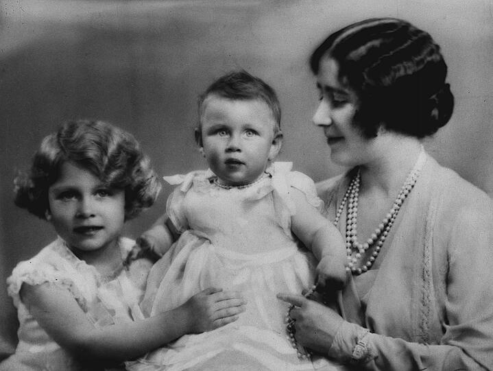 Prinzessin Margaret (Mitte) mit ihrer Schwester, damals Prinzessin Elizabeth, und Mutter Queen Elizabeth, später "Queen Mother", 1931 auf Windsor Castle.